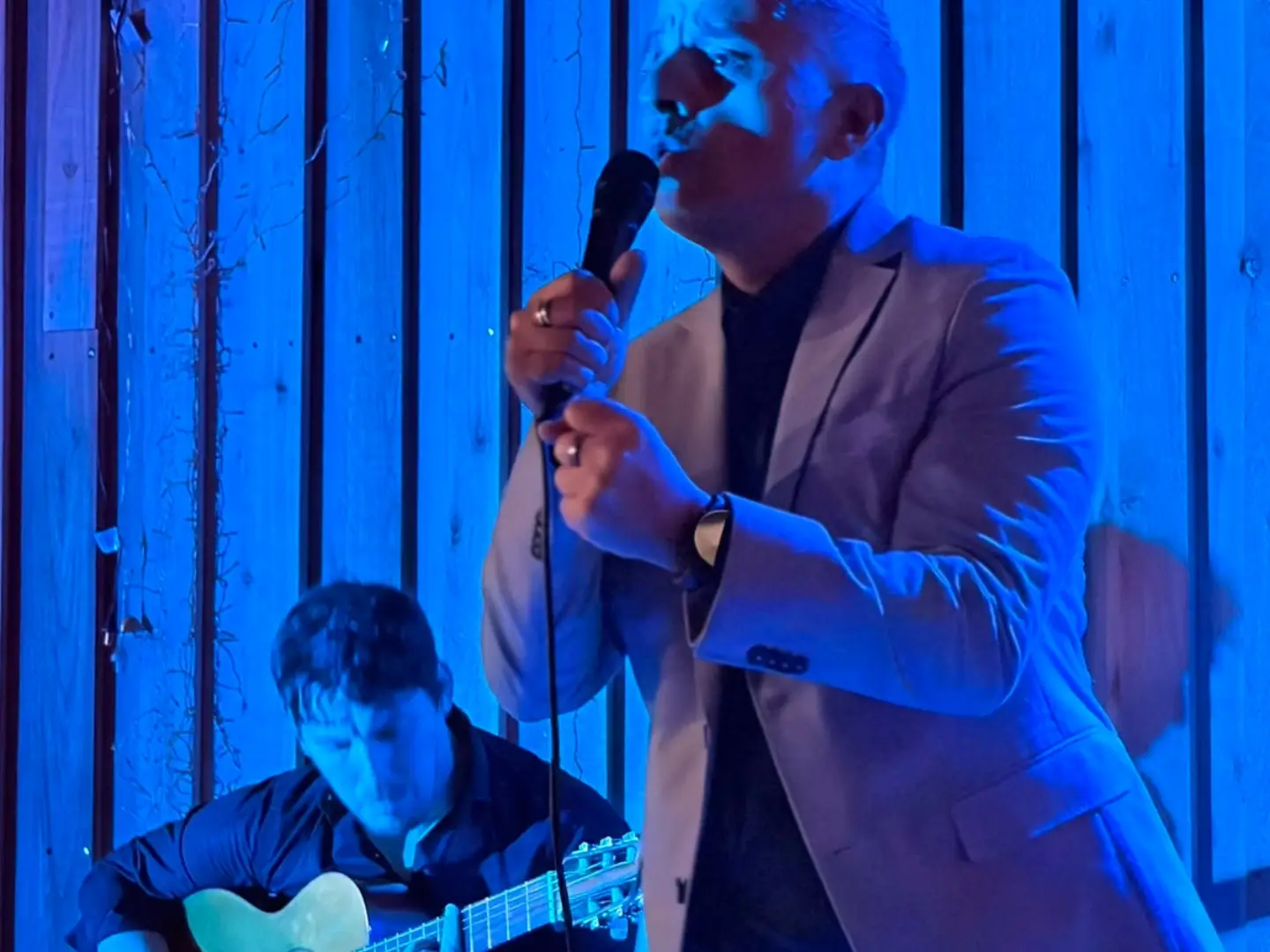 Cantante y guitarrista invitados en La Violetera