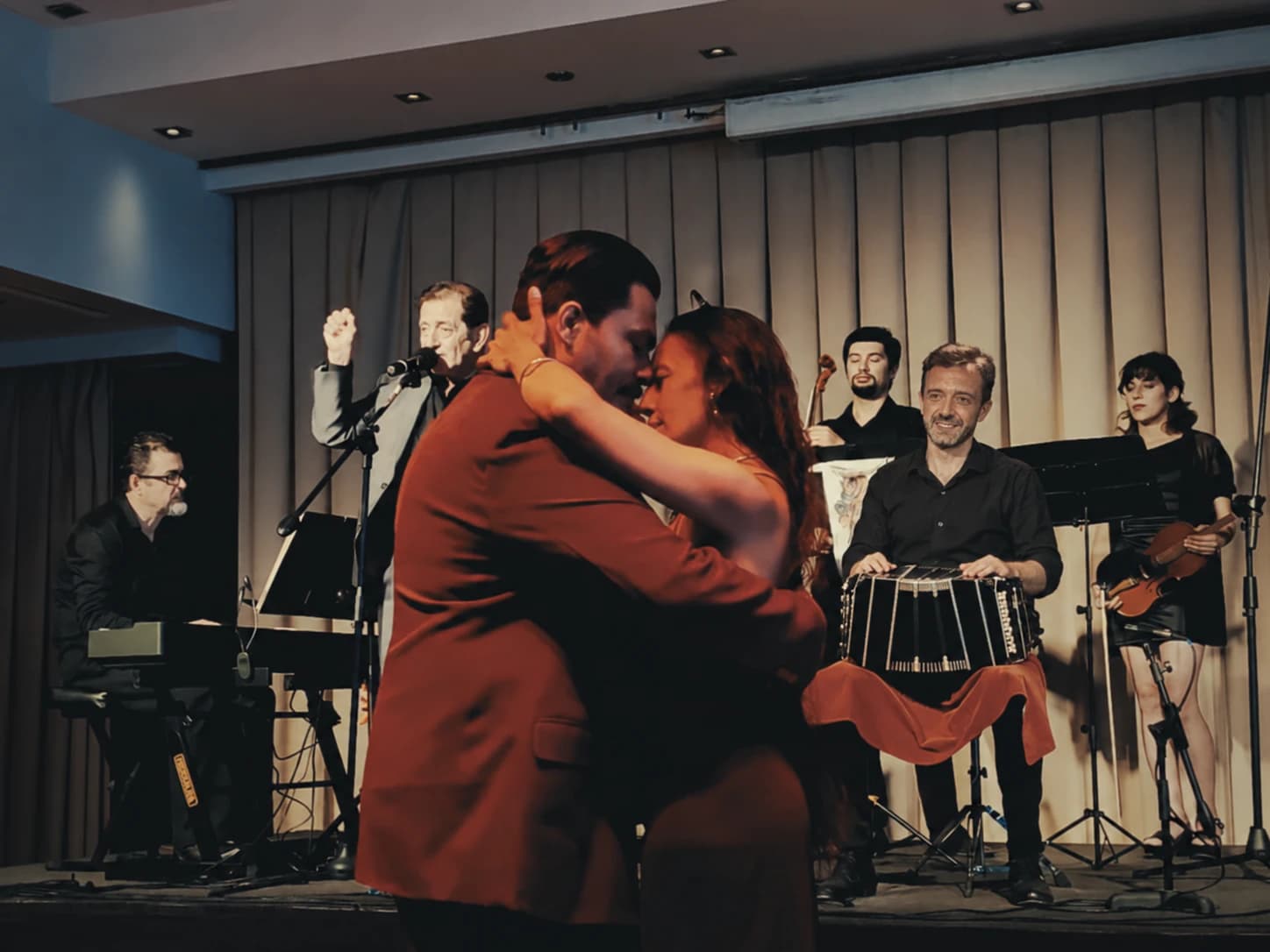Lorena D'Annunzio y José Montero bailando frente a la Orquesta Típica Patagonia Tango